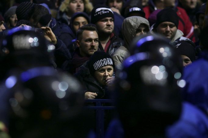 V rumunské metropoli Bukurešť protestují desetitisíce lidí proti kroku levicové vlády, která se rozhodla omilostnit stovky vězňů.