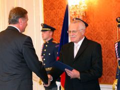 A už je tu projev a následná gratulace ke jmenování od Václava Klause.
