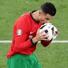 Cristiano Ronaldo líbá míč v zápase Eura 2024 Portugalsko - Česko