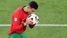 Cristiano Ronaldo líbá míč v zápase Eura 2024 Portugalsko - Česko