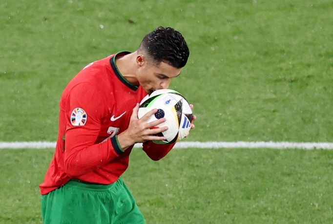 Cristiano Ronaldo líbá míč v zápase Eura 2024 Portugalsko - Česko