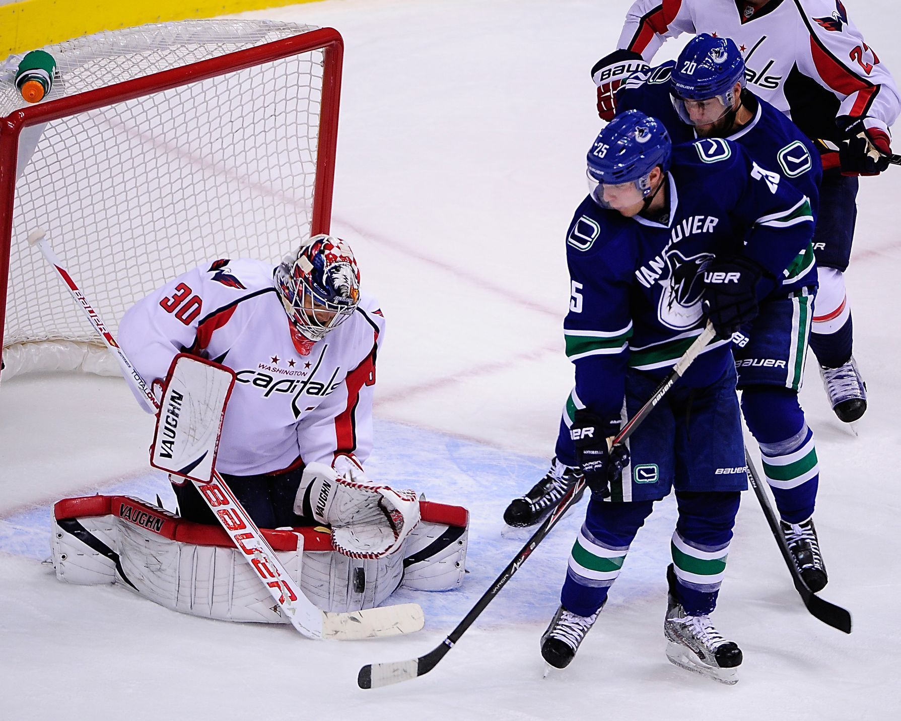 NHL: Washington Capitals at Vancouver Canucks (Neuvirth a Santorelli)