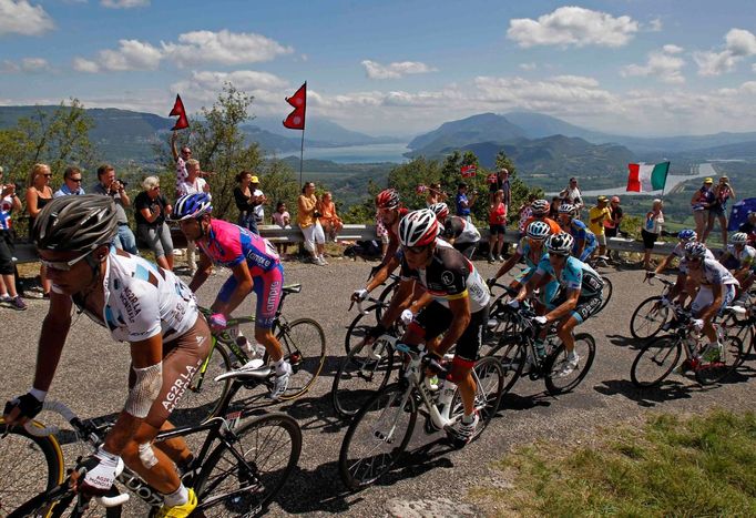 Cyklistický peloton během desáté etapy Tour de France 2012.