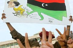 Smyčka se stahuje, povstalci se blíží k Tripolisu