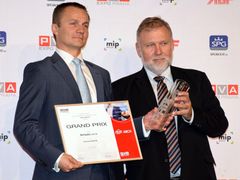 Přebírání ocenění Grand Prix za nejlepší výrobek