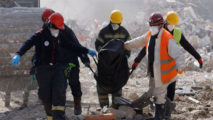 V Turecku zachránili sedmnáctiletou dívku, v troskách strávila 248 hodin; Zdroj foto: Reuters