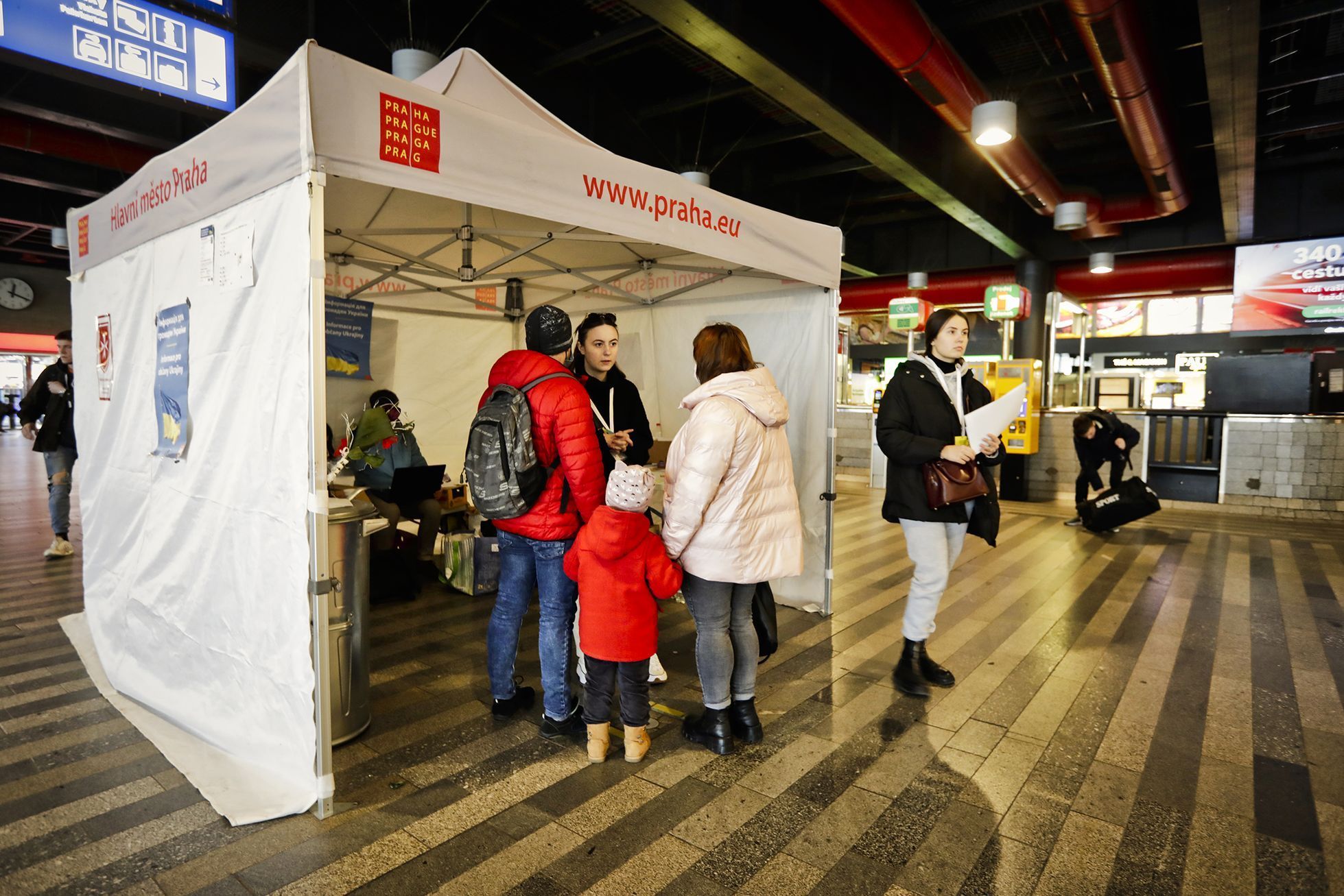 Foto / Hlavní nádraží v Praze / Ukrajina / asistenční centrum, info stánek, uprchlíci, dobrovolníci, Ukrajina, Iniciativa Hlavák
