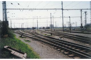 Koleje číslo 7 a 9 na přerovském přednádraží u Lověšic, místo střetu transportů slovenských vojáků a karpatských Němců v červnu 1945. Stav z roku 1993.