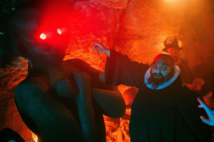 Vpravo je Marek Milko jako starej Grundza.