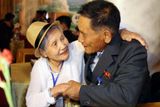 Letos se události účastní asi 90 rodin z Jižní a Severní Koreje. Mezi těmi, kteří o setkání požádali a byli vybráni, je i dvaadevadesátiletá I Kum-som. Ta se nemohla dočkat setkání se svým synem (oba na fotografii).