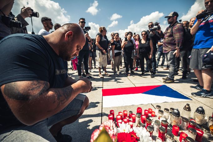 Asi tisíc lidí přišlo 17.6. odpoledne  na prostranství před Janáčkovým divadlem v Brně, kde zavzpomínali na mrtvého Roma.