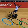 Britský dráhový cyklista Jason Kenny se raduje z vítězství na OH 2012 v Londýně.
