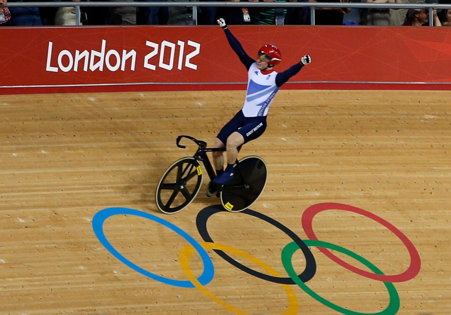 Britský dráhový cyklista Jason Kenny se raduje z vítězství na OH 2012 v Londýně.