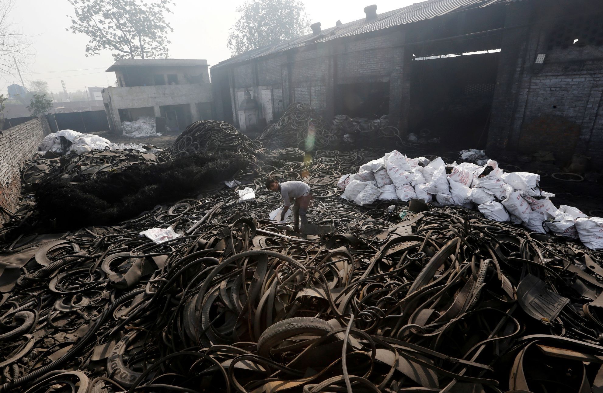 Pneumatiky a pálení odpadů v Asii