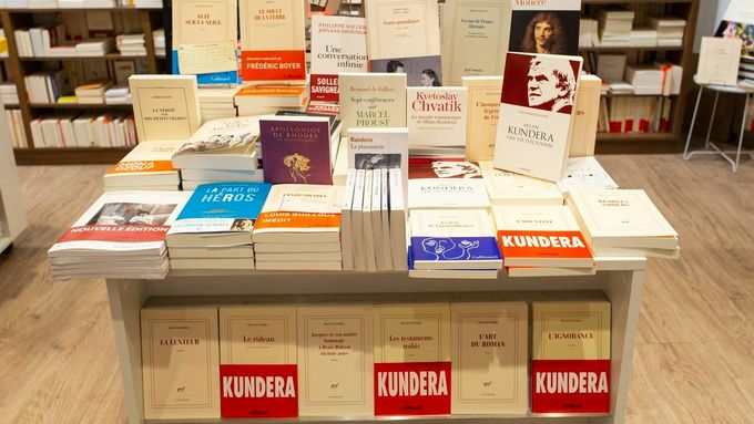 Na předloňském snímku z pařížského knihkupectví Gallimard jsou knihy Milana Kundery a jeho biografie od novináře Jeana-Dominiqua Brierra.
