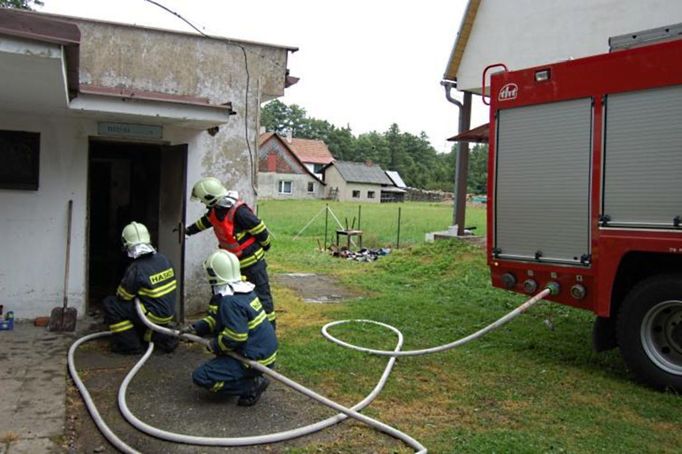 Čtyři jednotky hasičů vyjížděli k požáru prádelny v Autokempu Borová. Plameny zničily mandlovací zařízení, prádlo a zplodiny hoření zničily celou mandlovací místnost. Příčinou vzniku požáru byla nedbalost při používání tepelného spotřebiče.