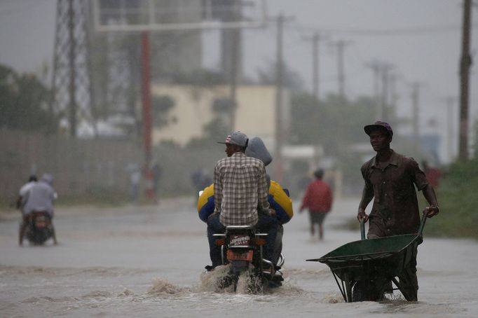 Hurikán Matthew napáchal škody na Haiti a Kubě, nyní se na něj připravují lidé na jihovýchodě USA.