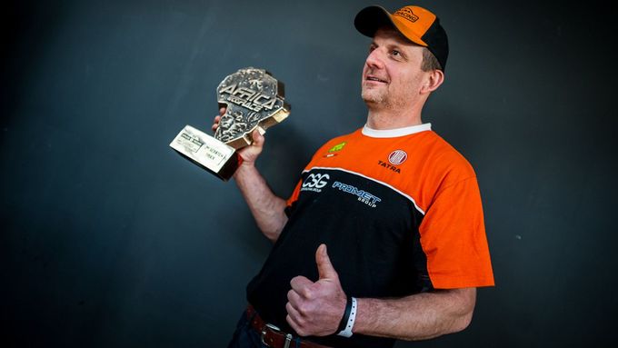 Tomáš Tomeček s trofejí pro vítěze soutěže kamionů na Africa Eco Race 2018