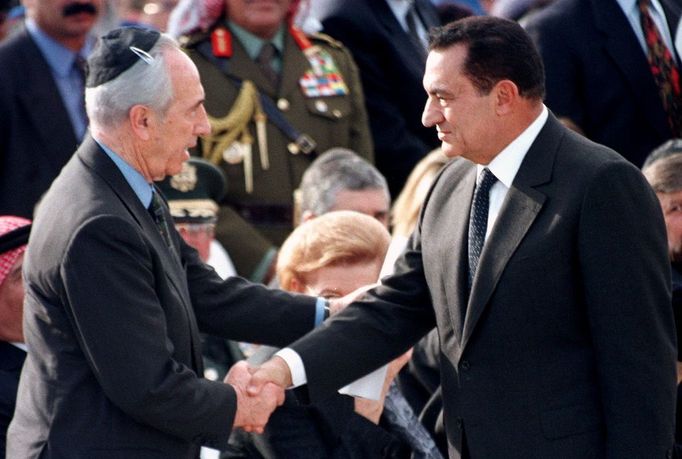 Egyptský prezident Mubarak a jeho izraelský protějšek Šimon Peres na pohřbu izraelského premiéra Jicchaka Rabina, který byl 4. listopadu 1995 na telavivském náměstí Izraelských králů při velké mírové demonstraci pod názvem "Ano míru, ne násilí" zavražděn.