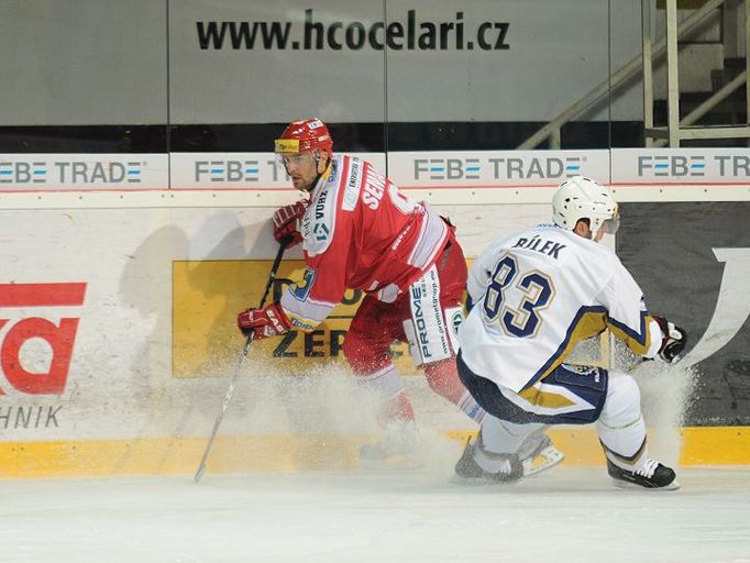 Daniel Seman (vlevo) se vyhýbá Vítězslavu Bílkovi