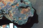 Záběr zblízka na meteorit Oileán Ruaidh, jenž byl nalezen na povrchu Marsu.