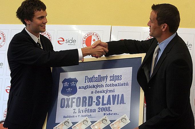 Květen 2008: Slavii pomůže otevřít stadion anglický Oxford, jenž tu hrál jako první anglický soupeř v roce 1899. Kapitán současného univerzitního týmu Nik Baker předává Erichu Brabcovi symbolických 40 liber, který tehdy Oxford požadoval jako startovné...