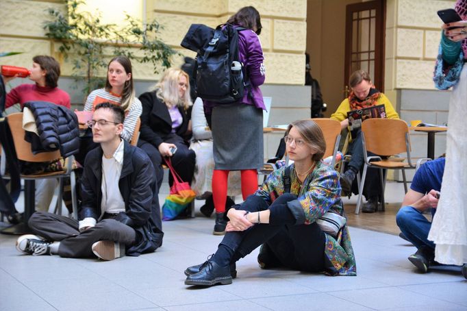 Studenti stávkují na brněnské Fakultě sociálních studií.