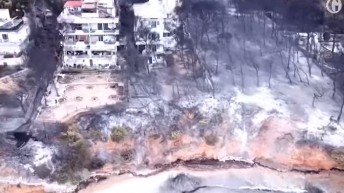 Záběry z dronu zachycují devastaci řeckých měst po ohromných požárech. Zdroj: Flyingreecedrone/Guardian