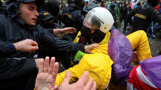 Gruzínské drama jde do finále. Neustoupíme, vzkazují vládě desetitisíce demonstrantů