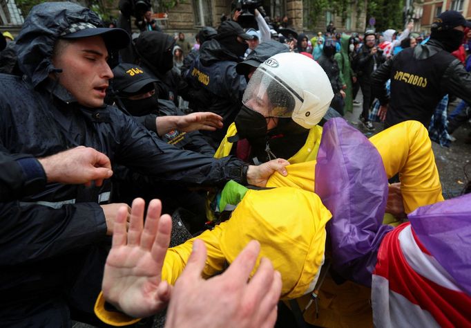 Gruzínci v Tbilisi protestují proti spornému návrhu zákona o zahraničním vlivu, snímek z 13. května 2024.