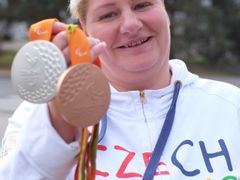 Běla Třebínová je legendou českého plavání handicapovaných. Na svém kontě má sedm medailí z paralympijských her.