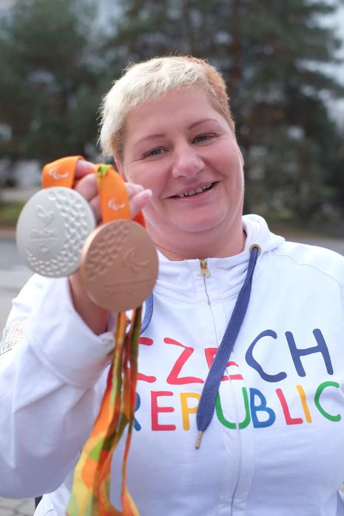 Běla Třebínová je legendou českého plavání handicapovaných. Na svém kontě má sedm medailí z paralympijských her.