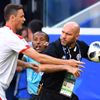 Nemanja Matič při konfliktu s kostarickým asistentem Luisem Marinem v zápase Kostarika - Srbsko na MS 2018