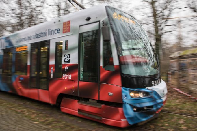 Vyzdobená tramvaj k třicátému výročí zvolení Václava Havla prezidentem.