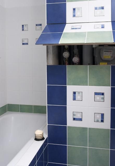 Sloup s nezbytnou instalační šachtou vás upoutá hned při vstupu. Je zdobným prvkem koupelny.