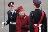 K vašim službám, královno! Princ William při slavnostní přehlídce přehlídce před svou babičkou, královnou Alžbětou II.