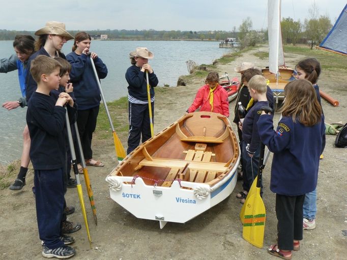 Vodení skauti z Vřesiny u Ostravy u příležitosti 100. výročí českého skautingu pokřtili novou loď. Dali jí jméno Šotek.