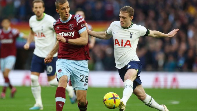Tomáš Souček bojuje o míč s Oliverem Skippem v derby Tottenham - West Ham.