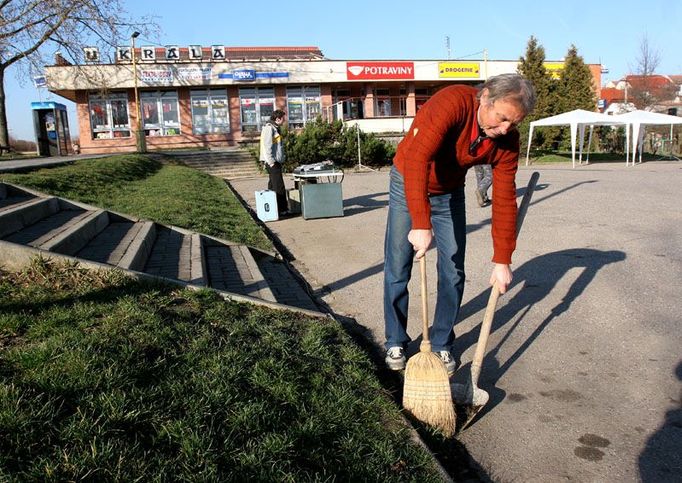 Poslední úklid na náměstí před obchodním centrem U krála.