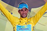 Ve žlutém trikotu momentálně jezdí Vincenzo Nibali z Astany. Na druhého Alejandra Valverdeho má náskok 4 minuty a 37 sekund.