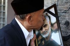Íránci odložili pohřeb Solejmáního. Dav ušlapal 50 lidí, zraněných je dvě stě