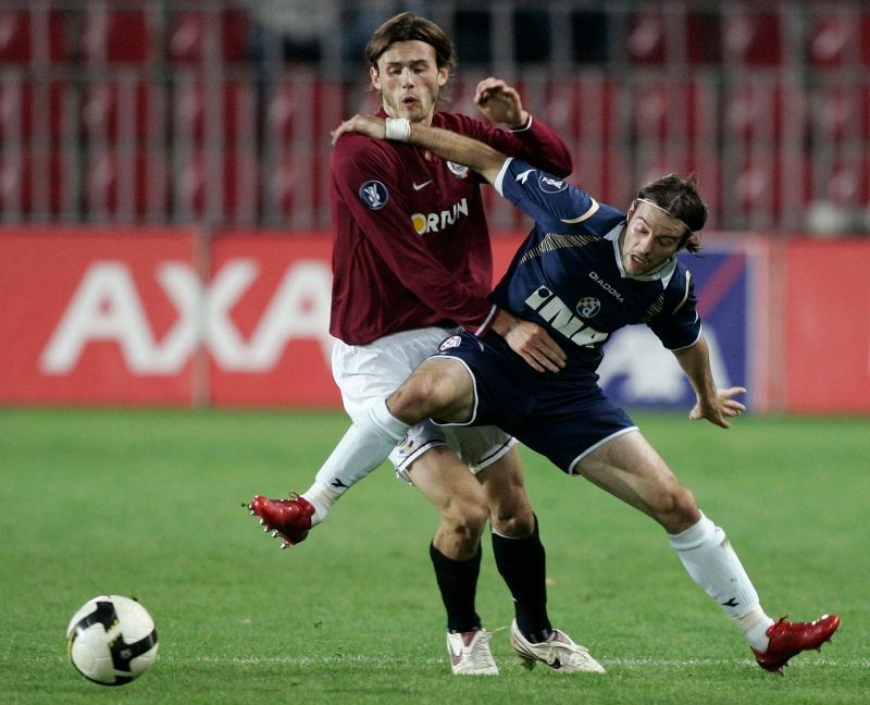 Marián Had ze Sparty bojuje o míč s Mihaelem Mikicem z Dinama Zagreb.