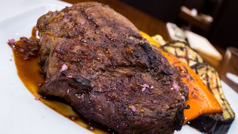 Začněte grilovací sezonu steakem z vysokého roštěnce