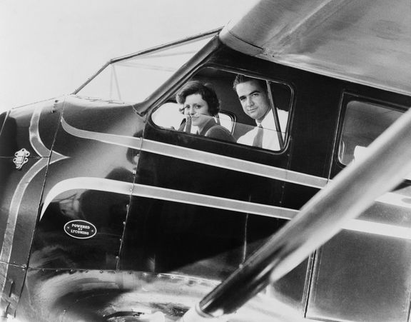 Howard Hughes a herečka Nancy Carrollová těsně před odletem do Los Angeles, 1937.