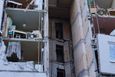 Obytný dům v Charkově poškodilo bombardování.