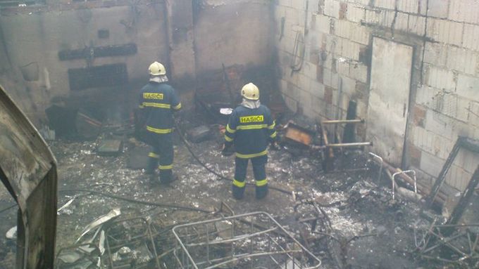 V ohořelých troskách našli hasiči dvě mrtvá těla