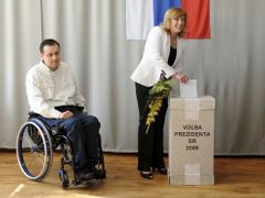 Iveta Radičová volí, její životní partner a předseda Slovenského paralympijského výboru Ján Riapoš se chystá k témuž