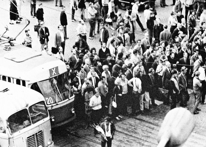 Fotoreprodukce dobového policejního vyšetřovacího spisu k srpnovým událostem v roce 1969.