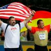 Američan Cantwell a Němec Bartels se radují z medailí ve vrhu koulí na MS v Berlíně.