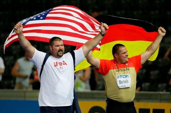 Američan Cantwell a Němec Bartels se radují z medailí ve vrhu koulí na MS v Berlíně.